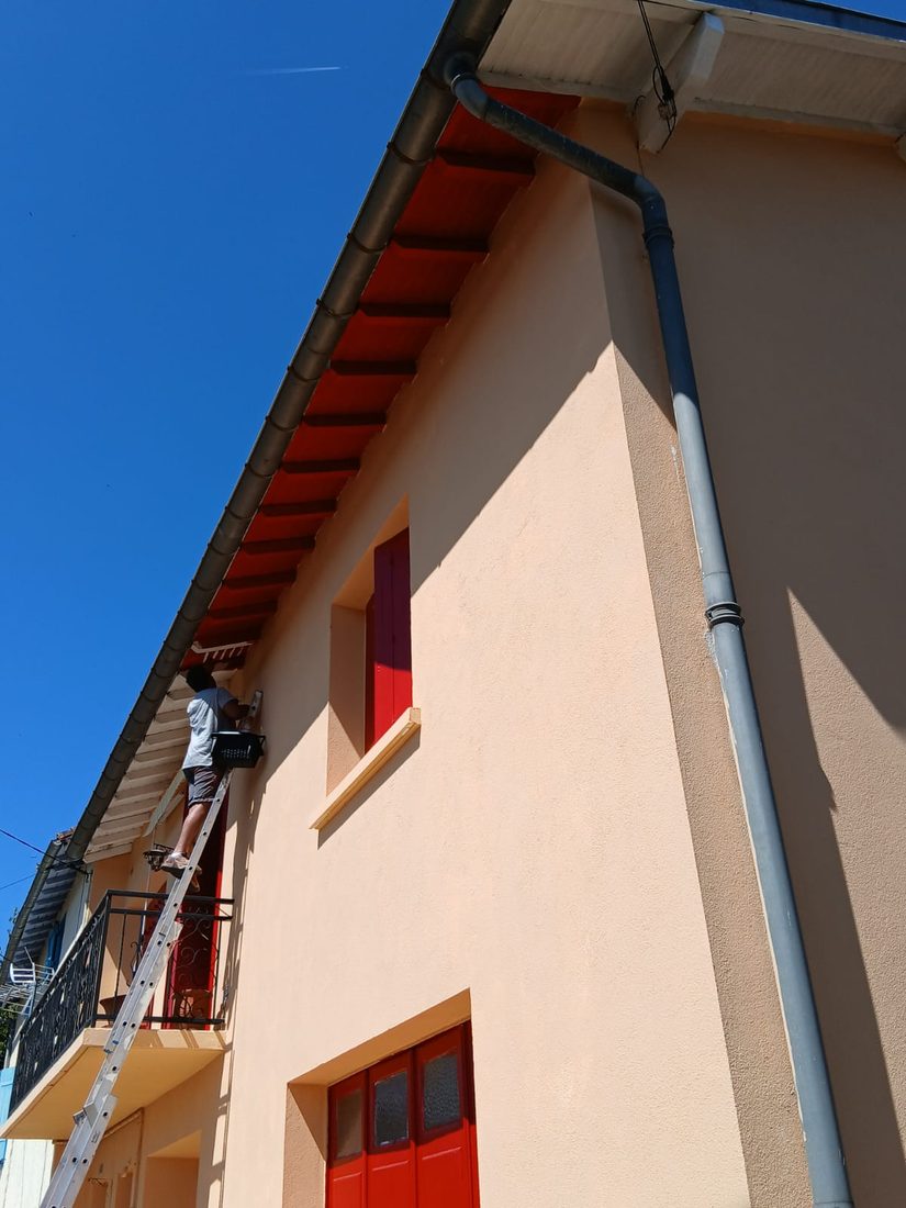 Façade extérieure en cours de peinture
