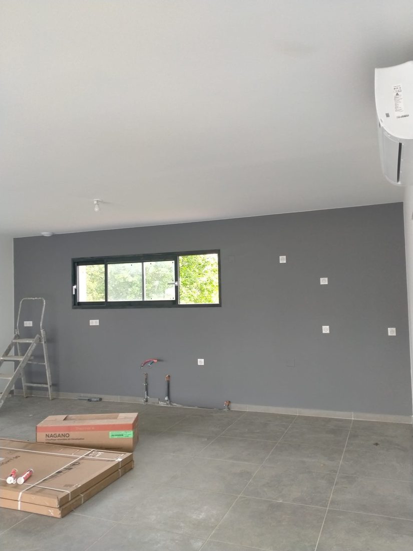 Mur d'accent gris anthracite fraîchement peint dans un salon