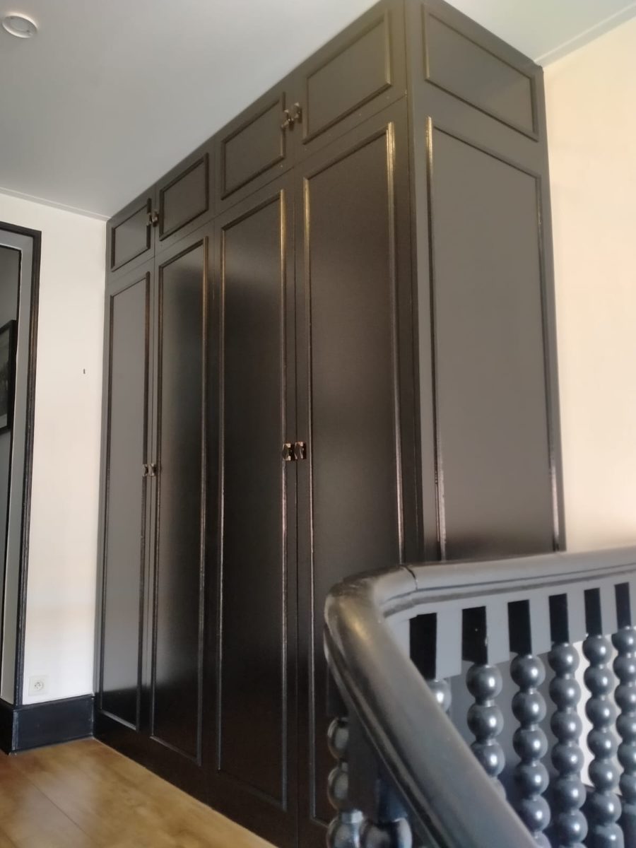 Placard sur mesure peint en noir mat, finition menuiserie intérieure